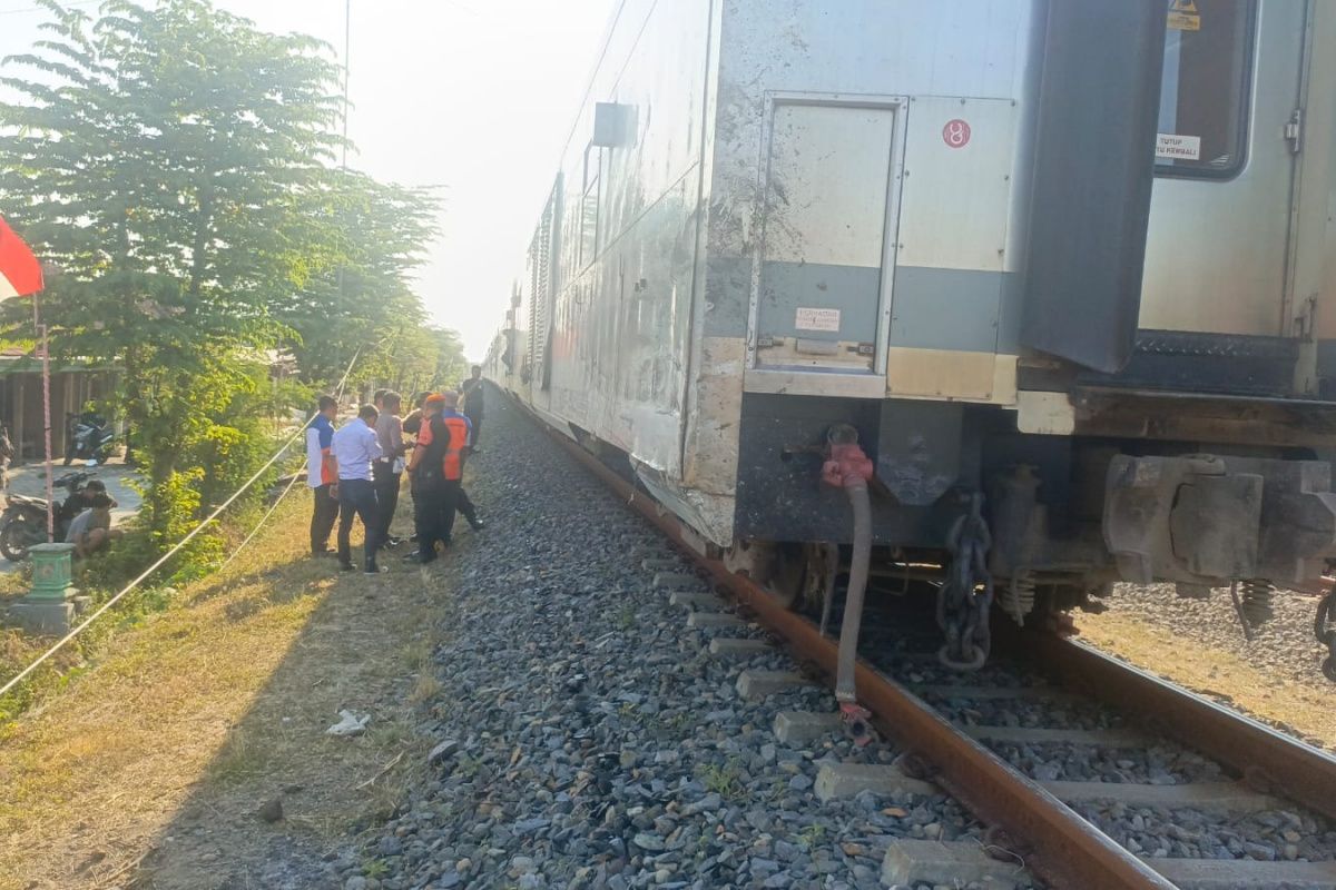 Argo Bromo Anggrek tabrak mobil akibatkan dua orang tewas