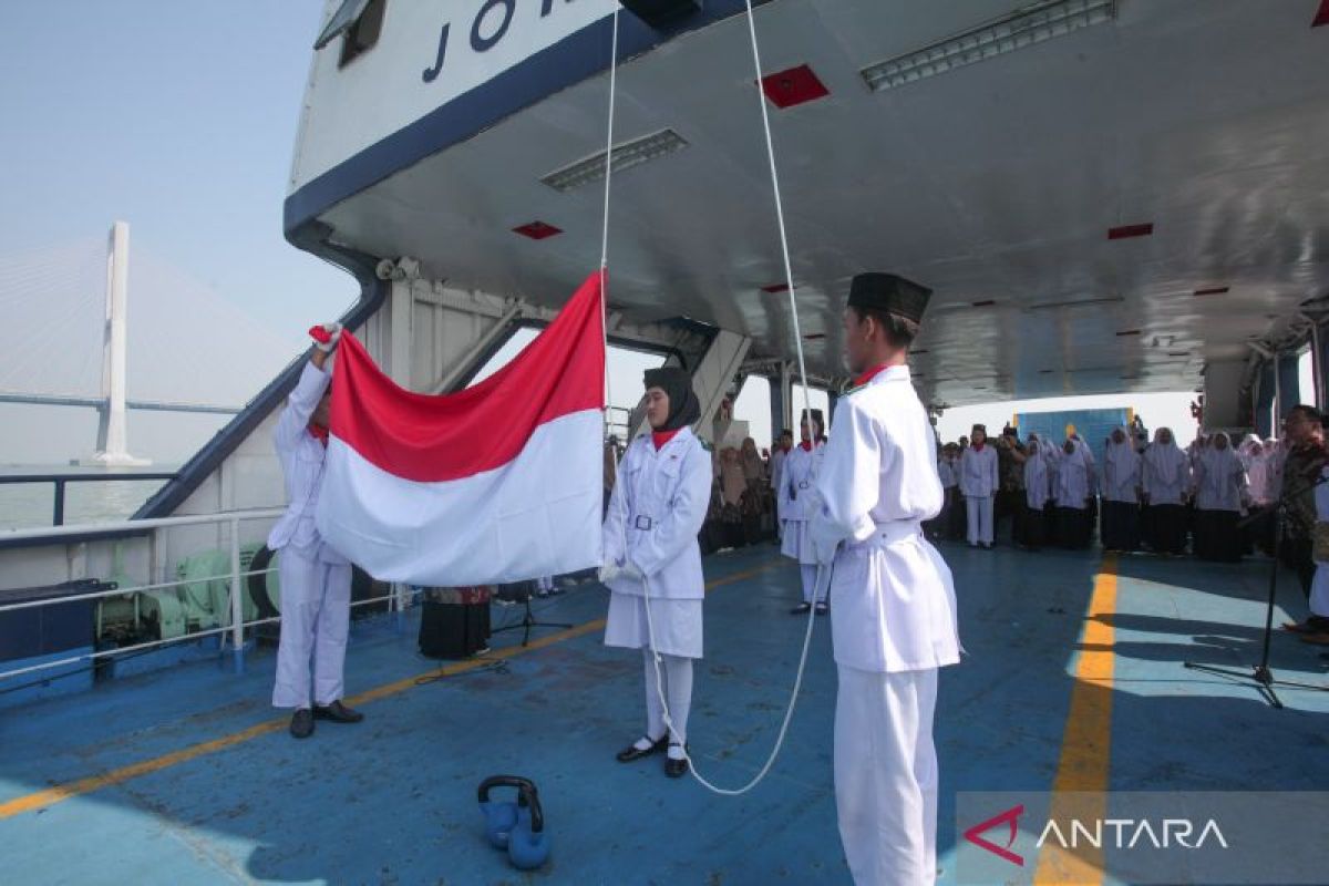 SMP Muhammadiyah 2 Surabaya gelar upacara HUT RI di Selat Madura