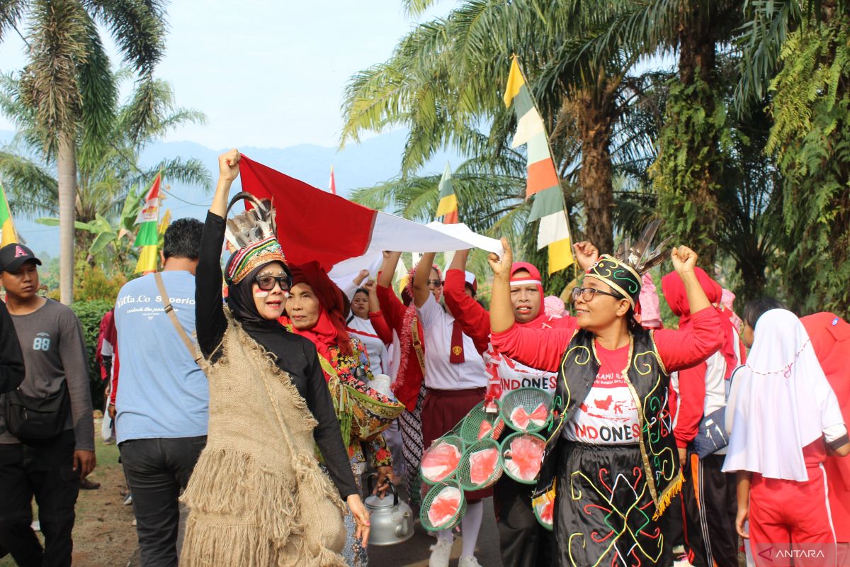 HUT RI, Warga Lampung Selatan bentangkan bendera Merah Putih sepanjang 79 meter