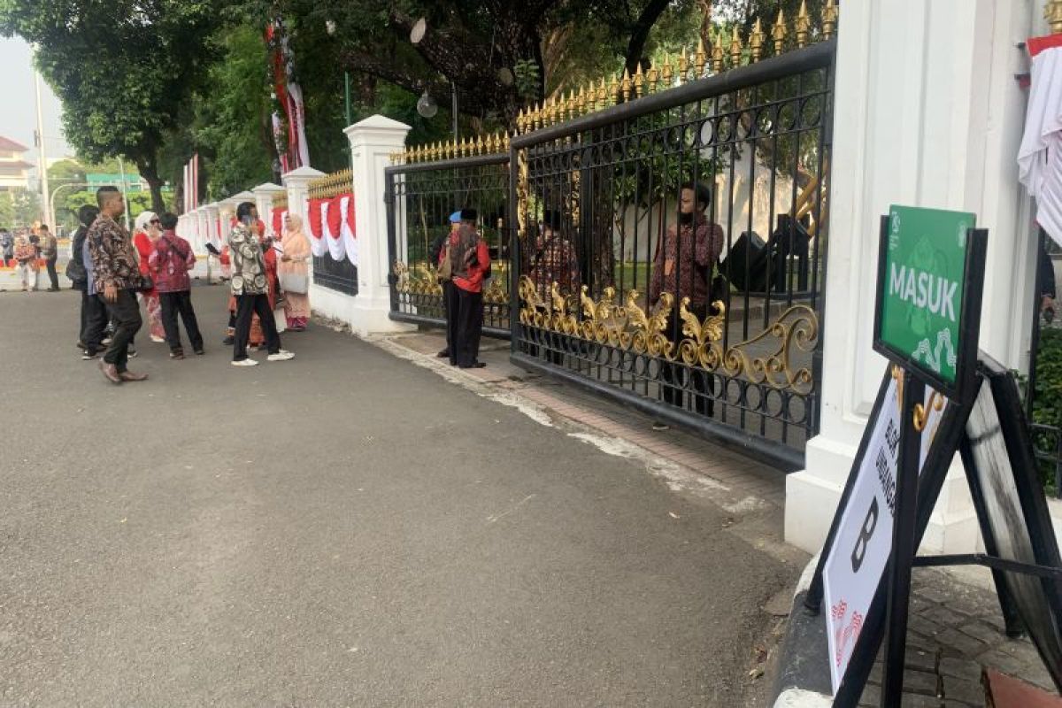 Tamu mulai berdatangan ke Istana Merdeka