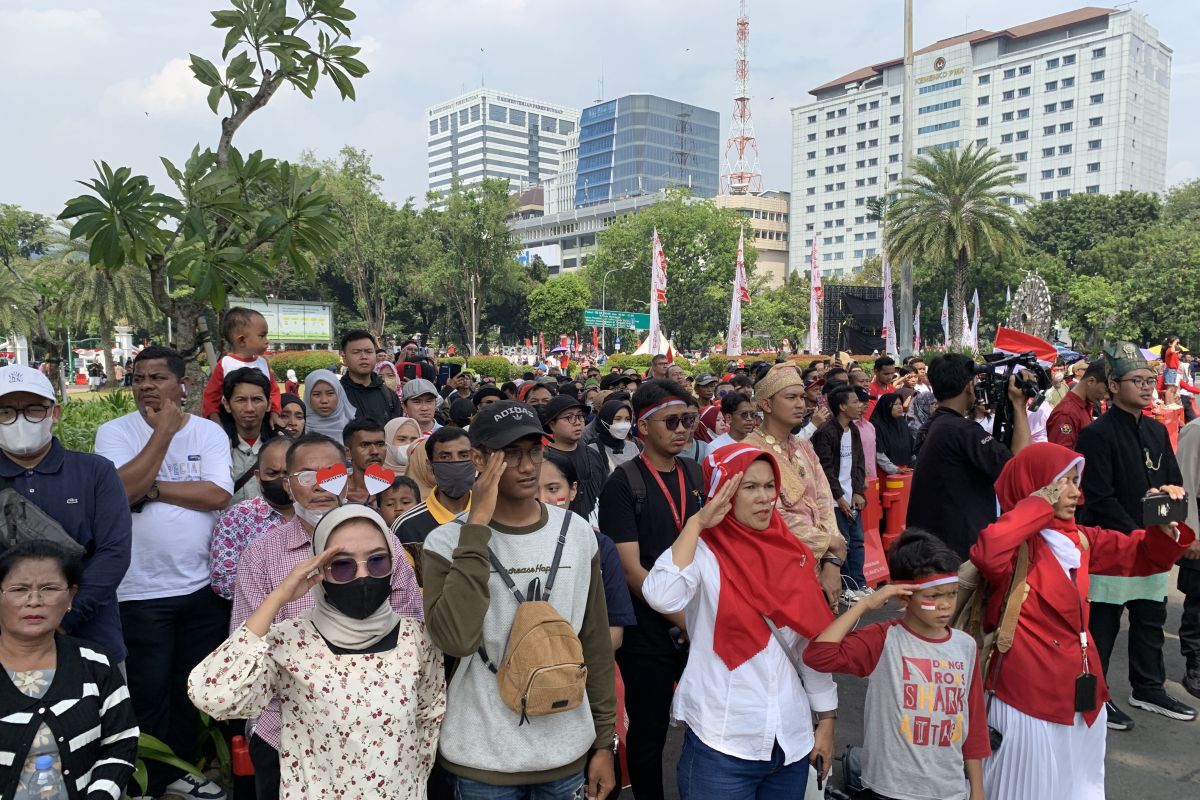 Warga seberang Istana Merdeka khidmat ikuti penaikan bendera