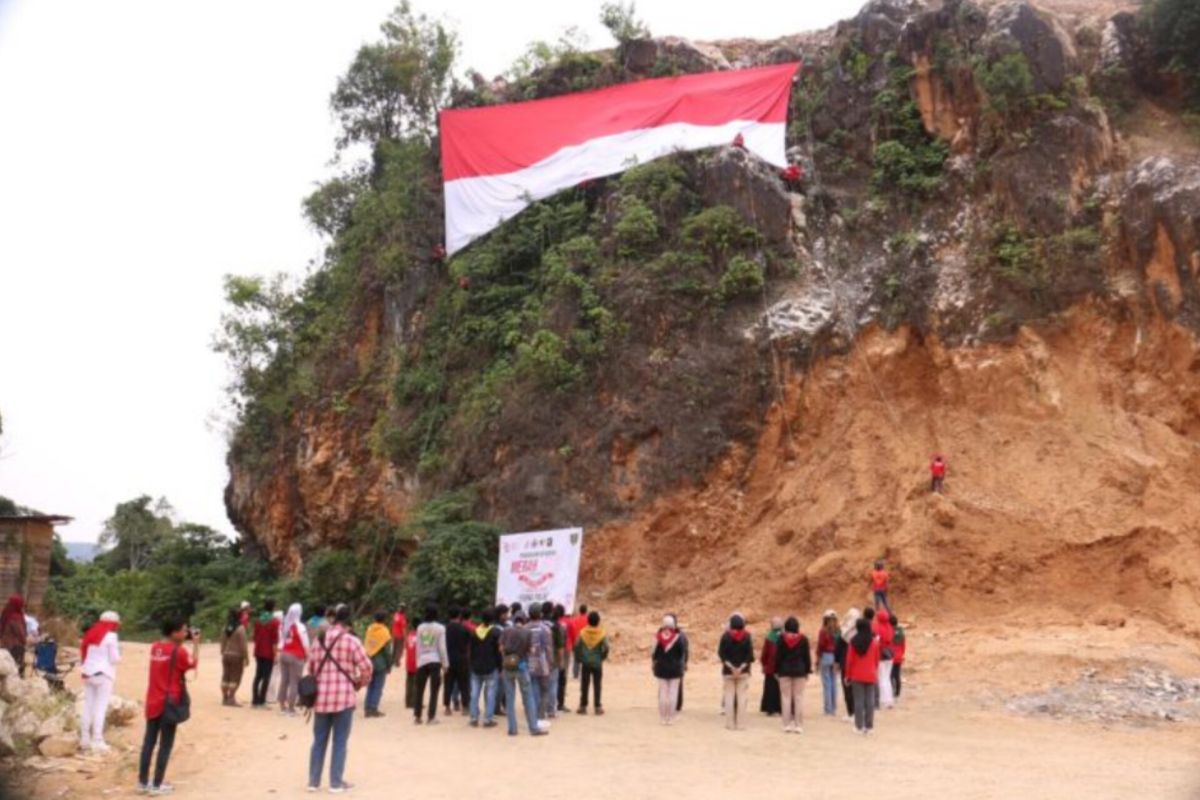 Srikandi muda bentangkan bendera raksasa di Tebing Palai Kalsel pada perayaan HUT RI