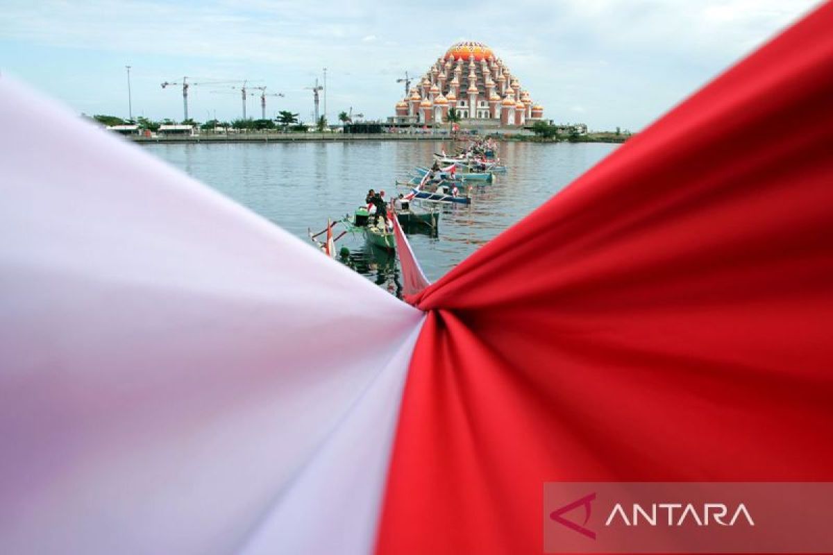 Bendera Merah Putih 7.900 meter dibentangkan di Pantai Losari