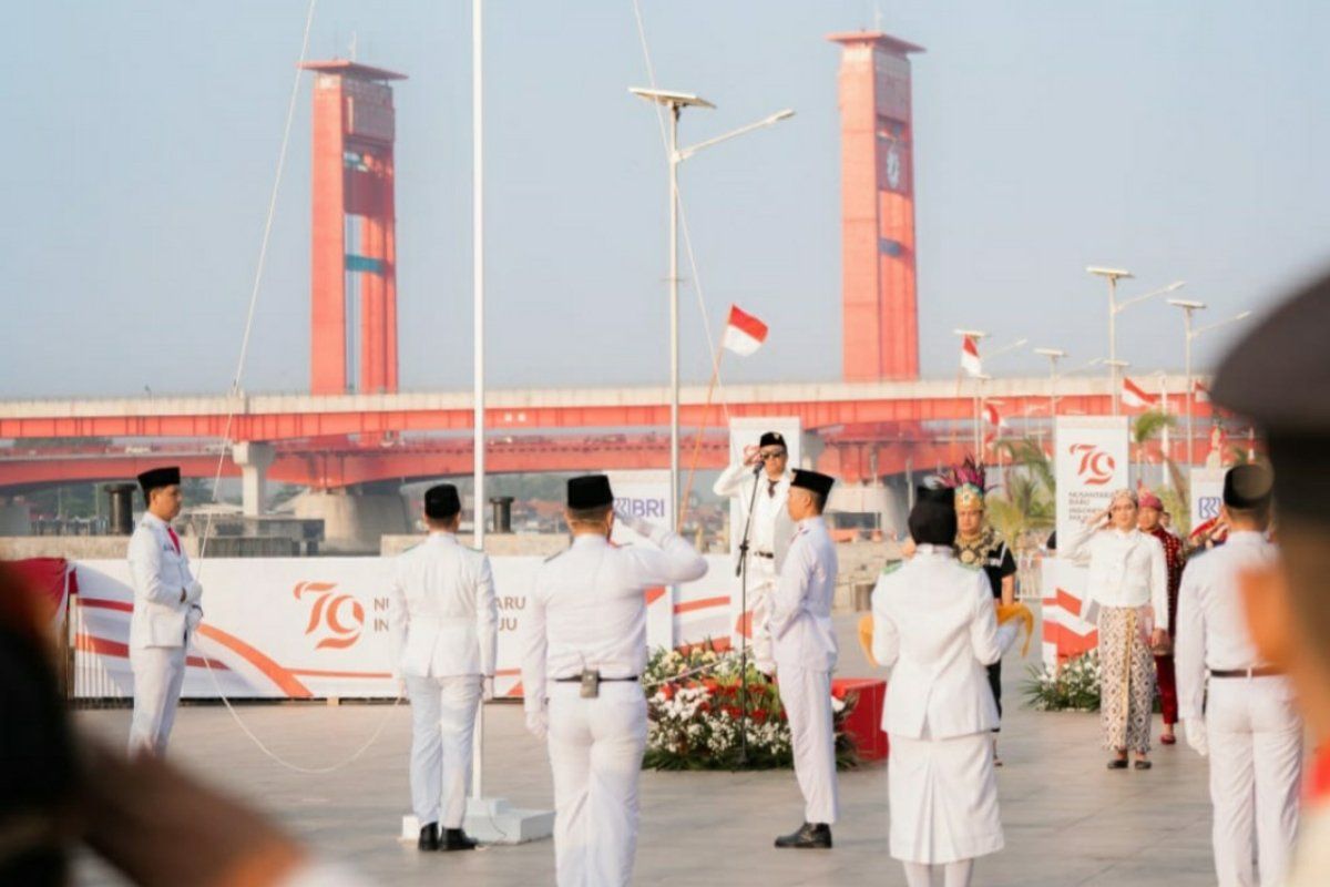 BRI Regional Palembang menggelar upacara HUT RI di pelataran Ampera