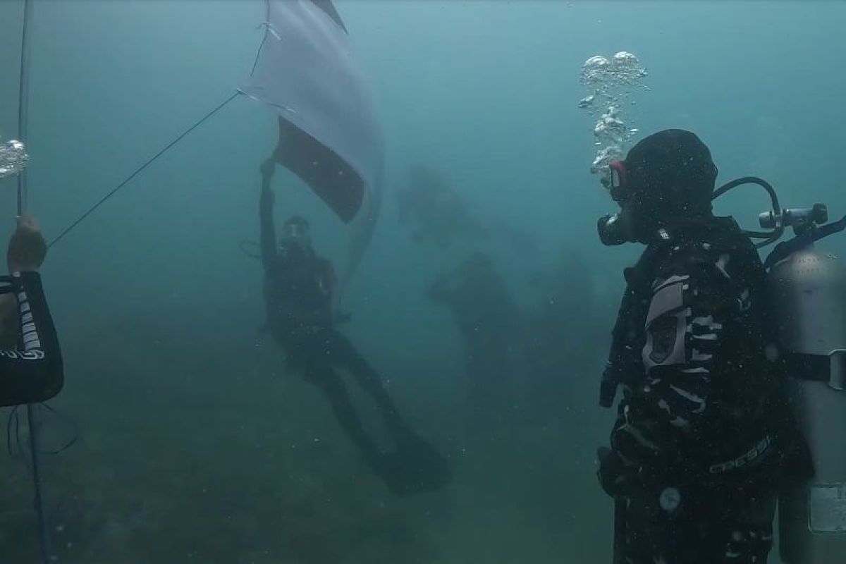 Lanal Banten gelar upacara HUT ke-79 RI di bawah Perairan Pulau Sangiang