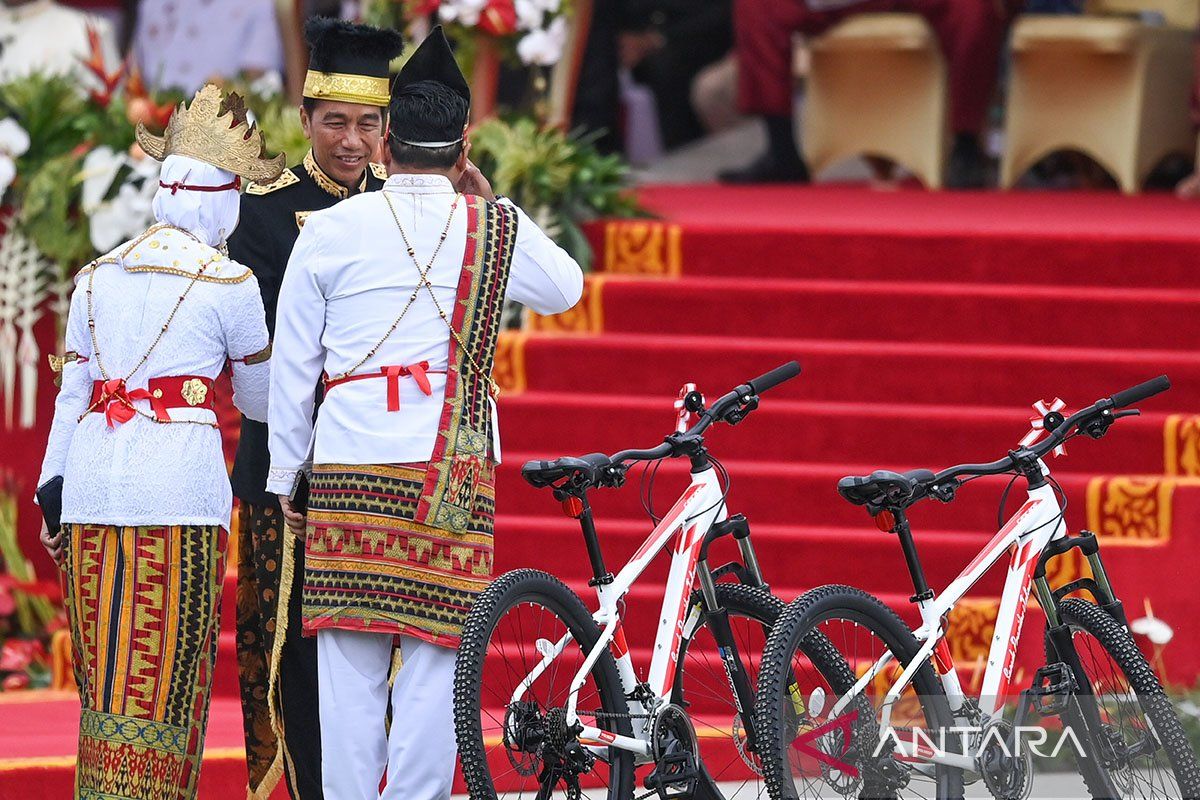 Presiden Jokowi hadiahkan sepeda untuk 7 peraih busana adat terbaik