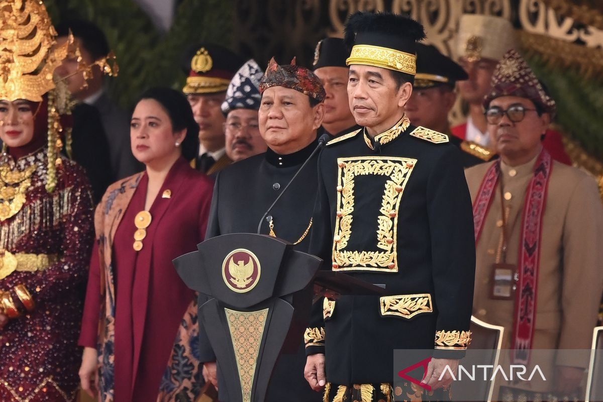 Presiden Jokowi kenakan baju adat Kustim saat upacara di IKN