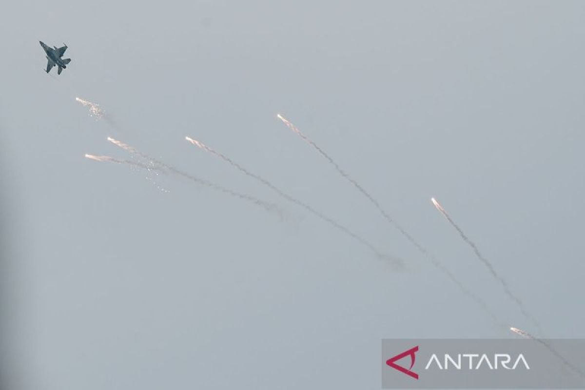 TNI AU tampilkan atraksi pesawat tempur F16