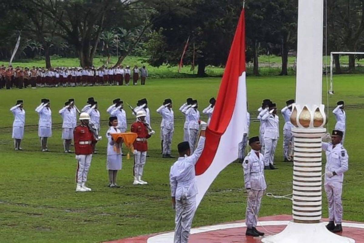 Teluk Wondama gelar upacara HUT RI di tengah guyuran hujan