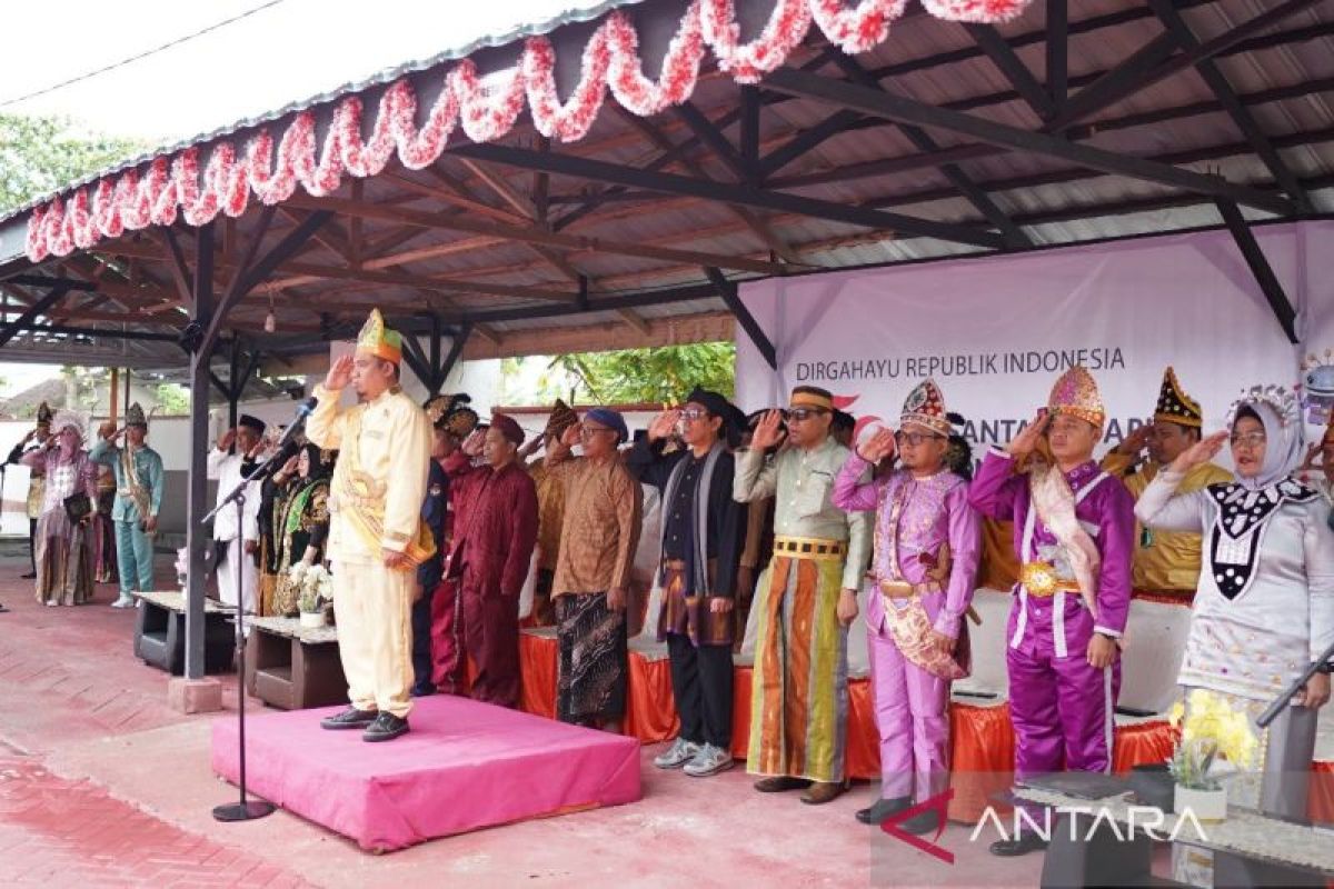 KPU Provinsi Gorontalo peringati HUT RI dengan nuansa baju adat