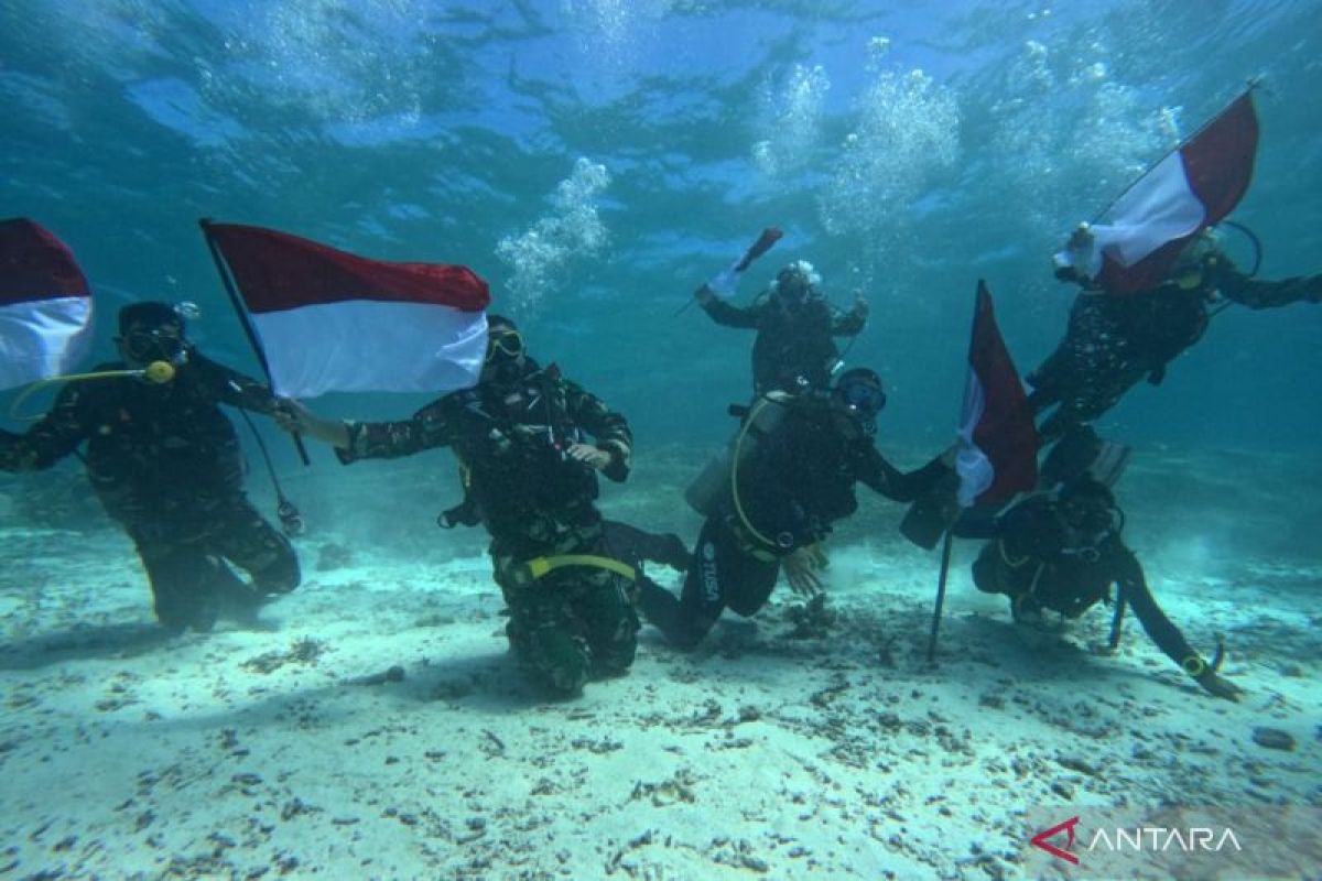 Korem 162/WB gelar parade bendera bawah laut di perairan Pulau Moyo