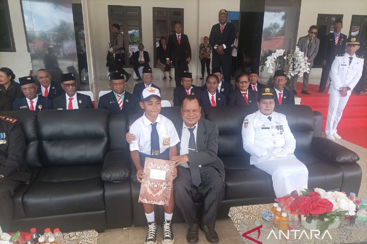 Pemkab Supiori beri apresiasi siswa berprestasi bertepatan HUT ke-79 RI