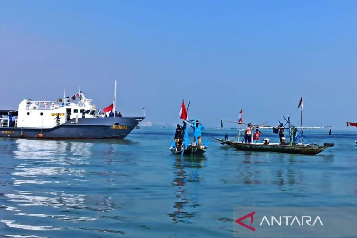 Polda Jatim dan nelayan kibarkan Merah Putih di Selat Madura