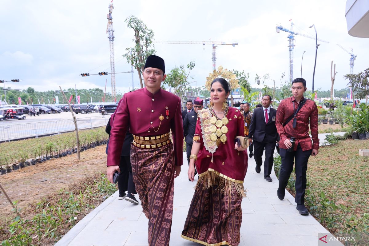 Menteri AHY kenakan baju adat Bugis saat upacara penurunan bendera di IKN