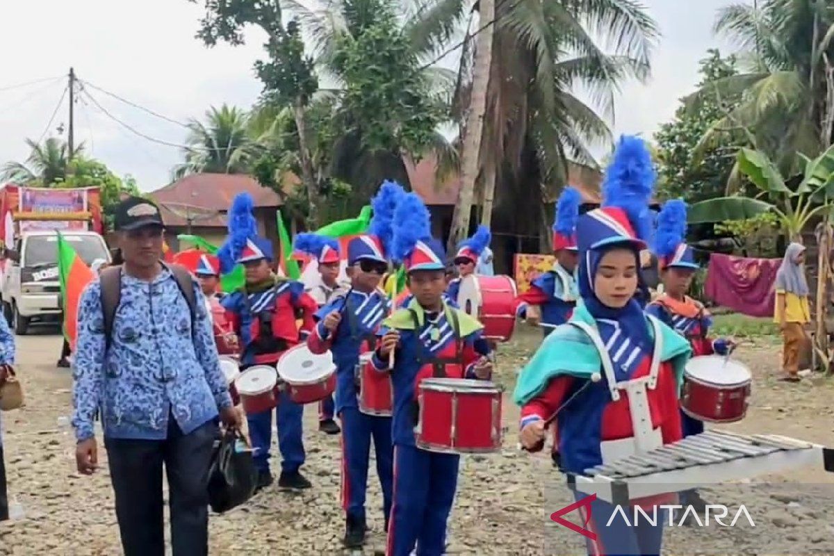 Defile drumband warnai peringatan HUT RI Kecamatan Lubuk Barumun