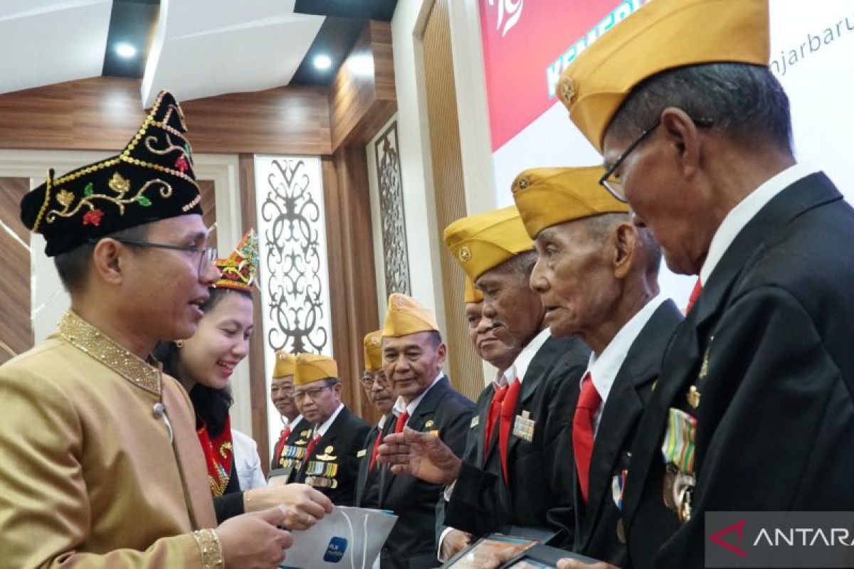 PLN Kalselteng beri penghargaan kepada legiun veteran dan purna paskibra