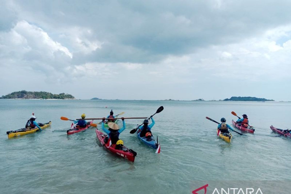 Sembilan pendayung mengelilingi pesisir pulau Belitung selama 28 hari