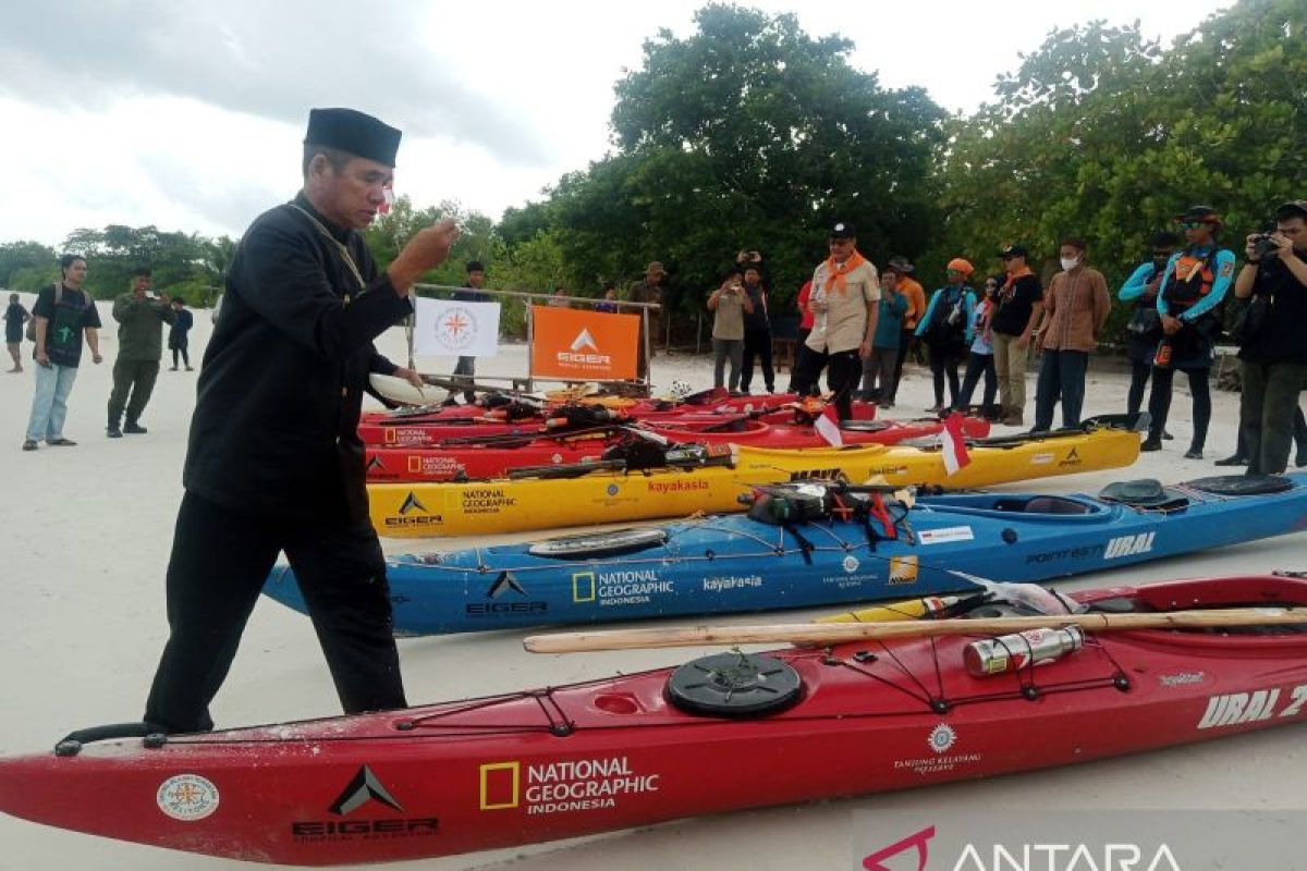 Sembilan pendayung ikuti prosesi adat sebelum mengelilingi Belitung