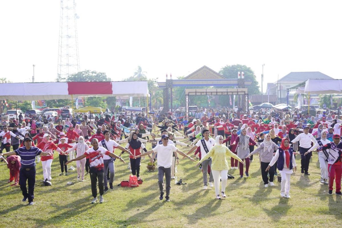 Ribuan warga OKU Timur jalan santai semarakkan HUT RI