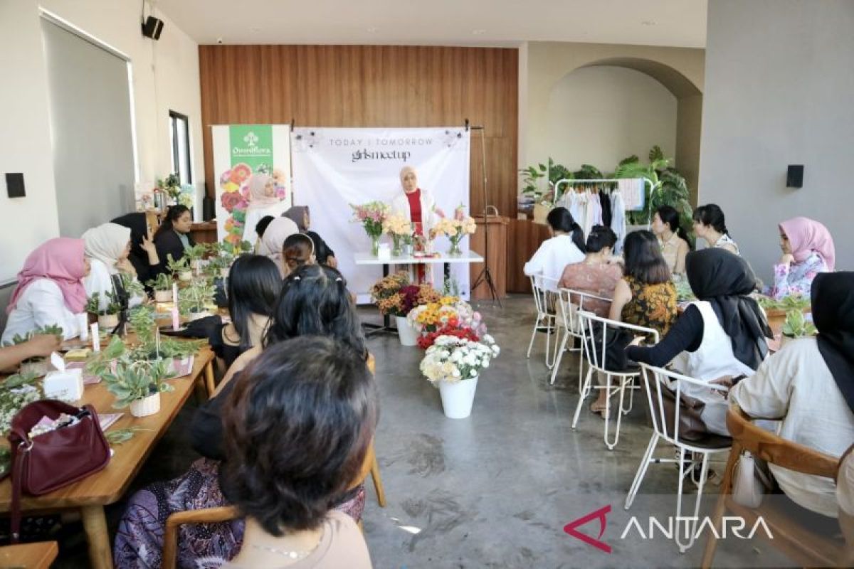 Pemudi Surabaya sambut HUT RI dengan lokakarya merangkai bunga