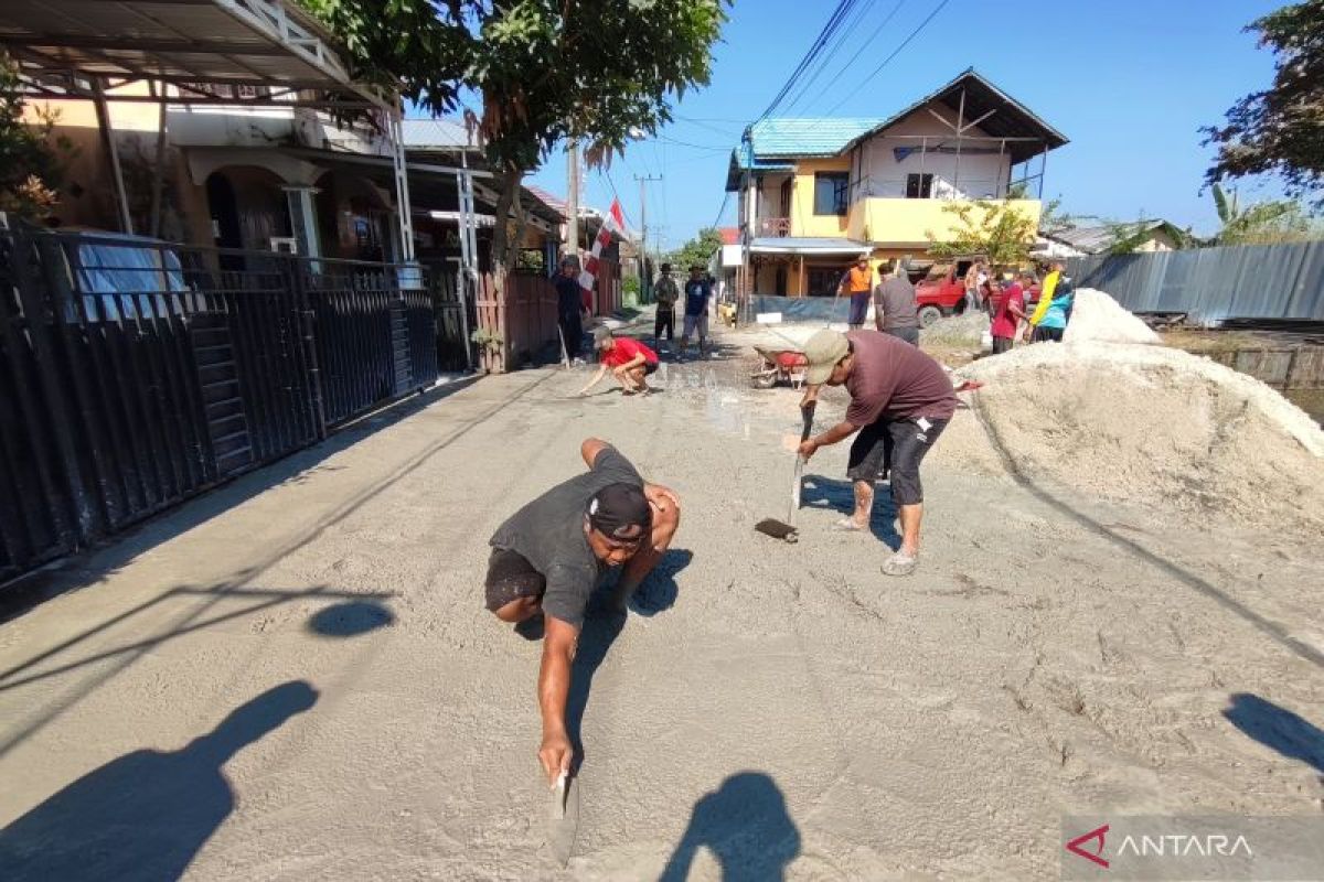 Warga Gang Karya Mufakat Banjarmasin swadaya perbaiki jalan rusak