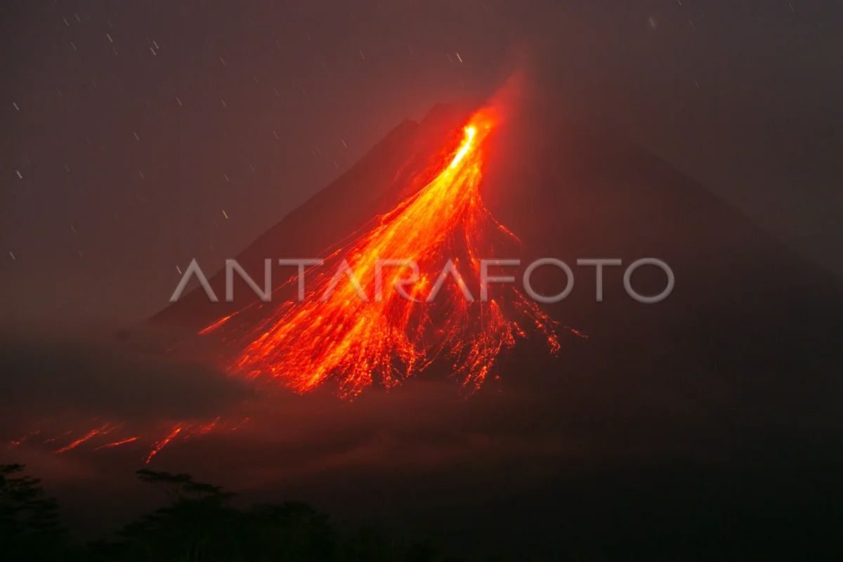 Merapi muntahkan lava 13 kali sejauh 1,6 km