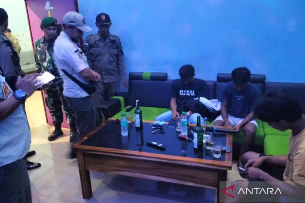 Satpol PP Mukomuko tutup karaoke jual tuak