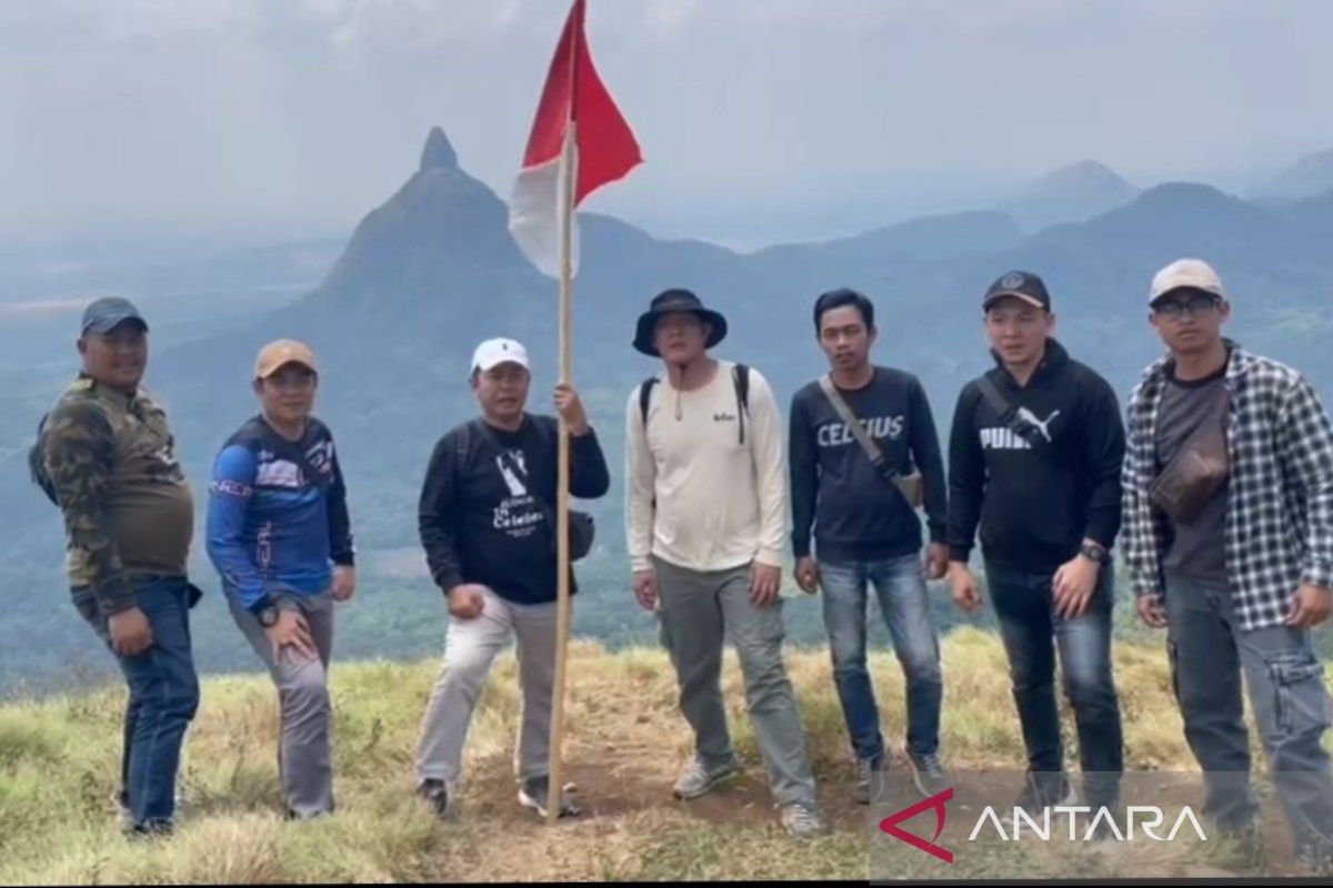 Kejari Lahat kibarkan Merah Putih di Bukit Telunjuk