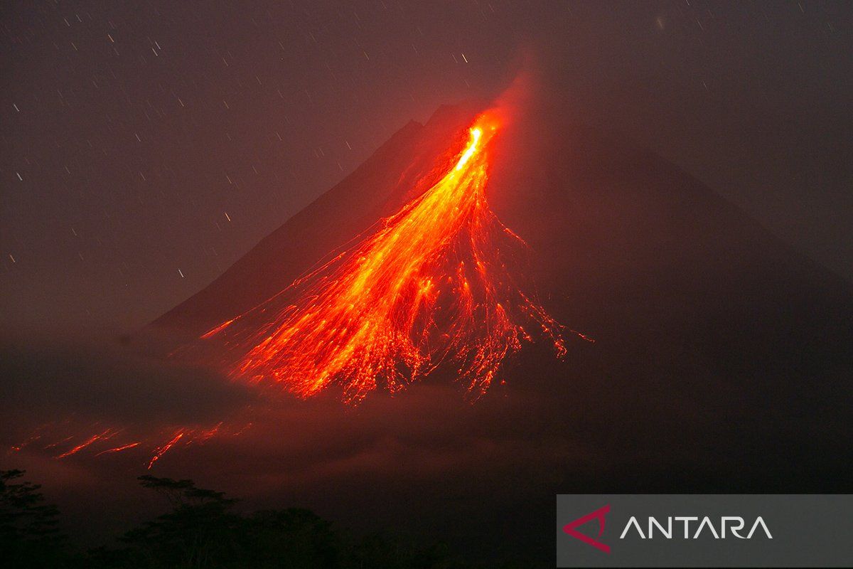 Guguran lava meluncur 13 kali dari Gunung Merapi sejauh 1,6 km