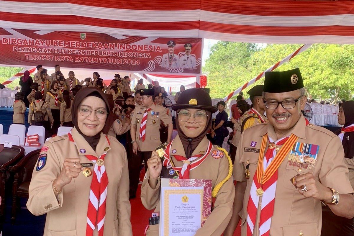 Jefridin lakukan penyematan penghargaan Pramuka Garuda