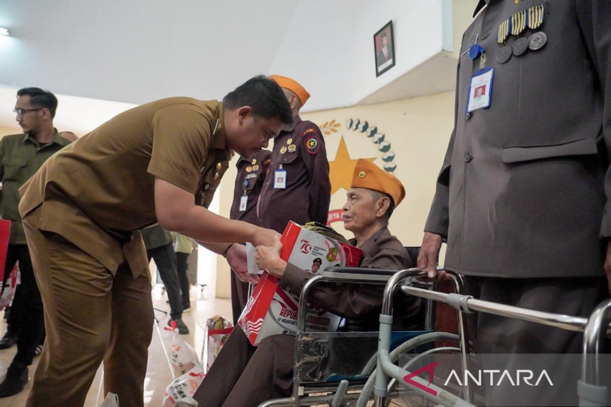 Bobby Nasution beri bantuan dan renovasi gedung veteran di Medan 