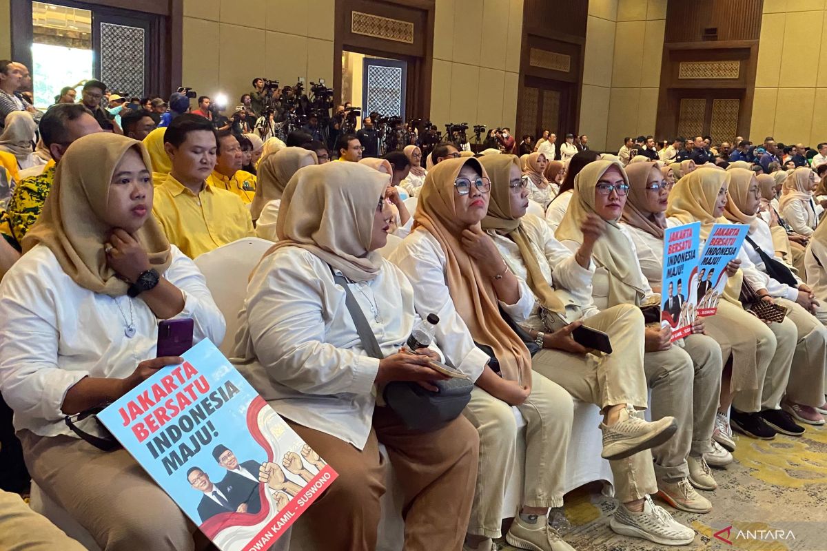 Ibu-ibu pakai baju coklat-putih hadiri deklarasi Ridwan Kamil-Suswono