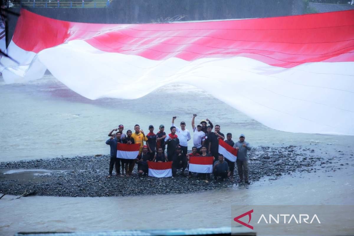 Pemkab Nagan Raya bentangkan bendera ukuran 85x12 meter di irigasi Jeuram