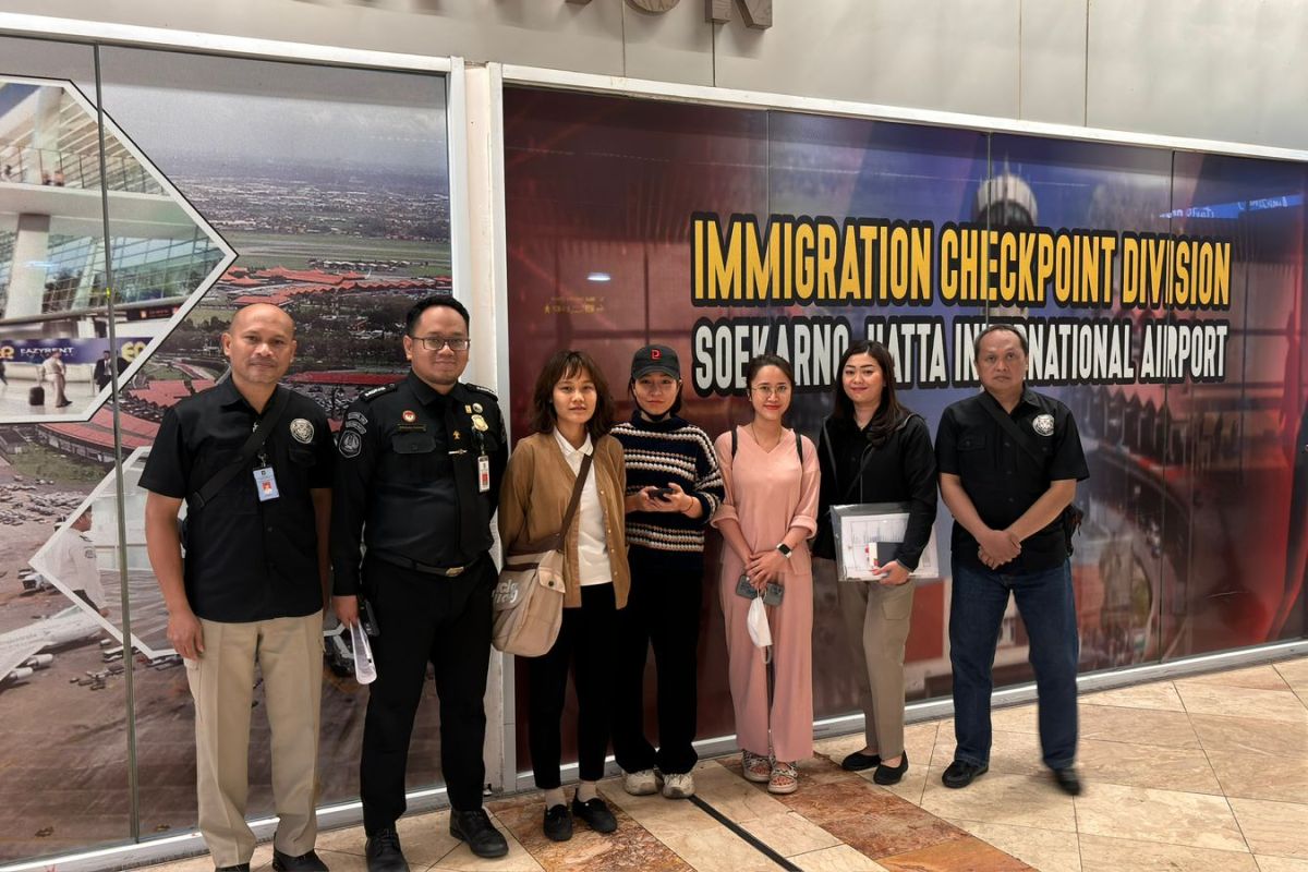 Imigrasi Bandung deportasi tiga investor bodong asal Vietnam