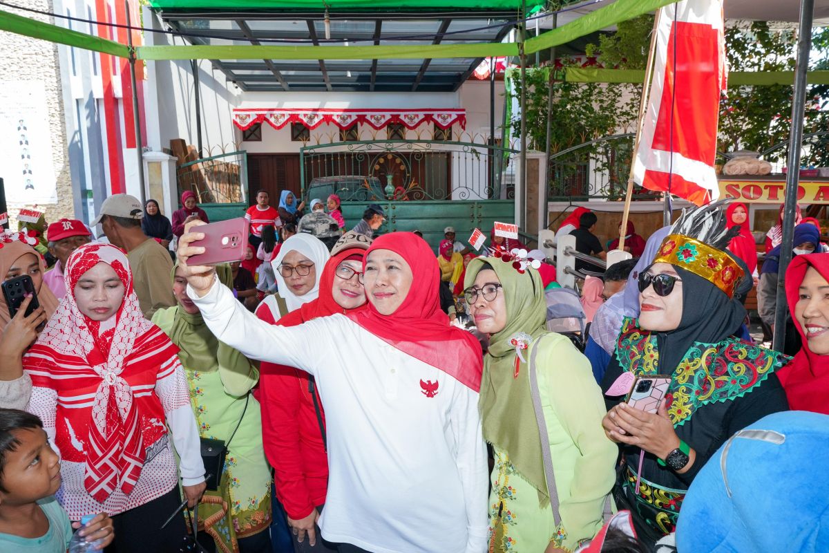 Rayakan HUT RI, Khofifah berbaur dengan warga Jemur Wonosari