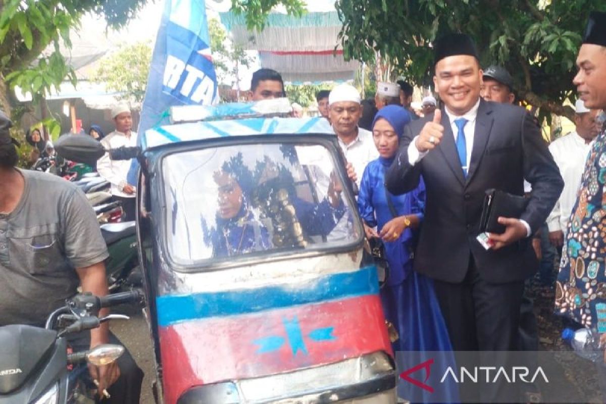 Caleg terpilih Partai Demokrat Palas Hasan Basri Nasution naik betor menuju pelantikan