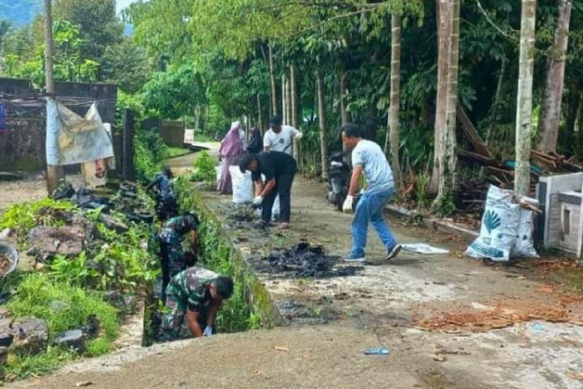 Pemkab bersama masyarakat bersihkan lingkungan putus rantai cikungunya