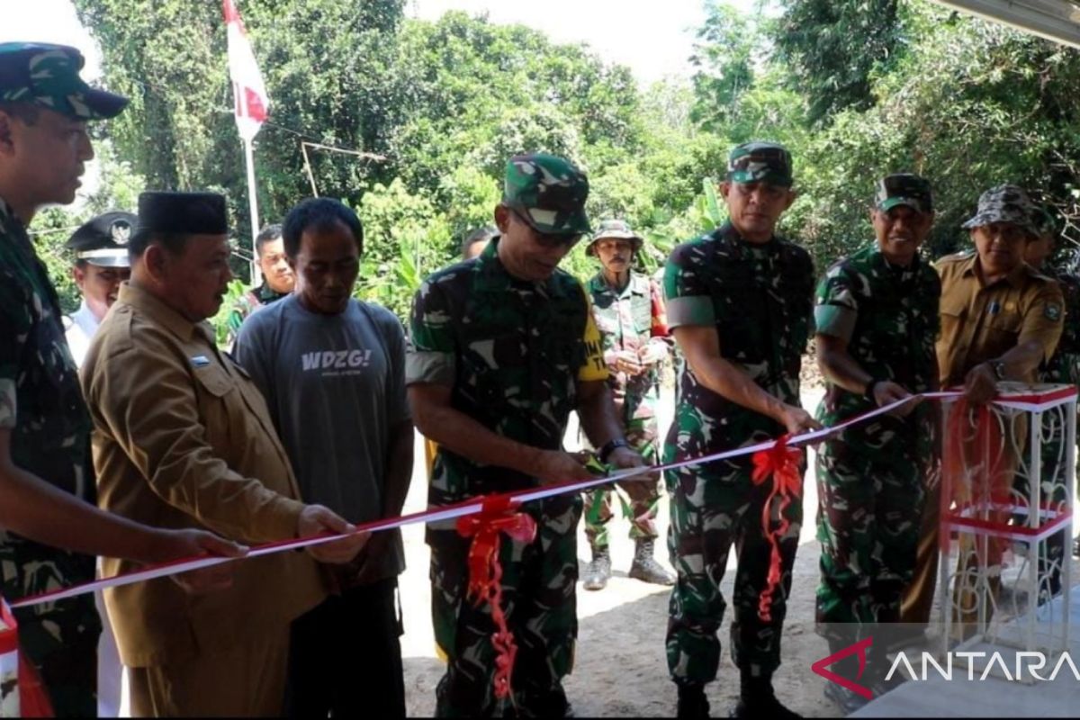 Sekretaris Inspektorat Jenderal Angkatan Darat resmikan RTLH milik warga Namang