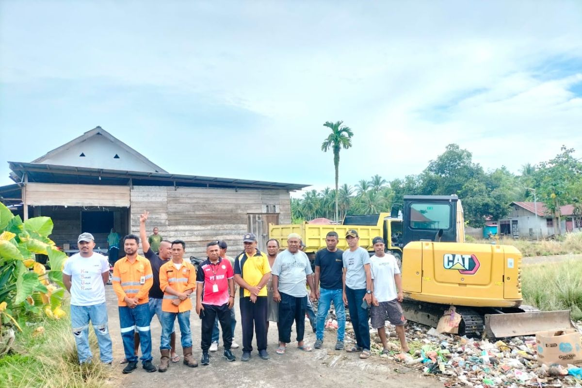 Bakti sosial Tim KS-UR PT NHM membuat penampungan sampah Pasar Soma