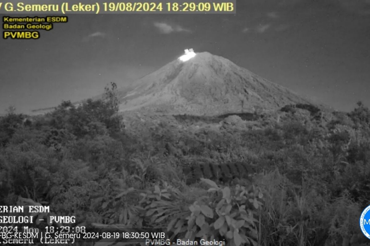 Gunung Semeru erupsi 13 kali dalam waktu tiga jam 