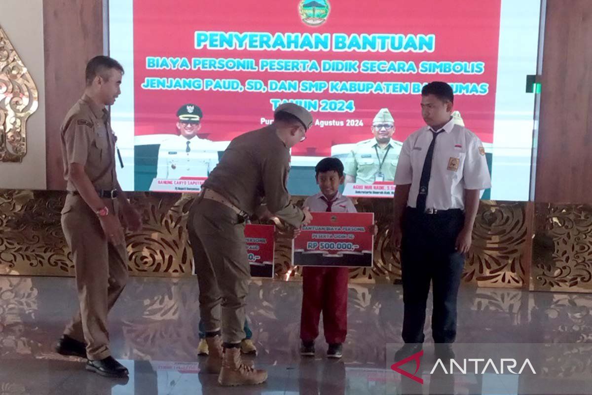 Pemkab Banyumas serahkan  bantuan sosial untuk 2.275 peserta didik