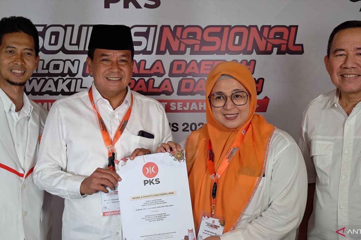 PKS serahkan  B1 KWK kepada Maesyal Rasyid-Intan di Pilkada Tangerang