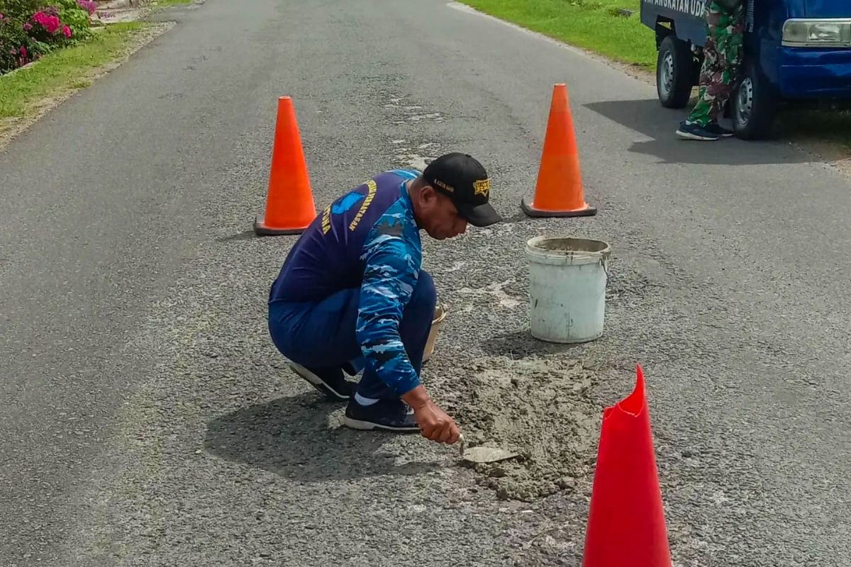 Lanud Natuna perbaiki jalan berlubang di Bunguran Timur