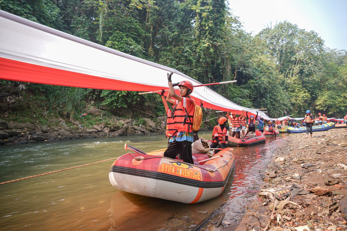 Pertamina Patra Niaga bersihkan Sungai Ciliwung dari sampah untuk HUT Ke-79 RI