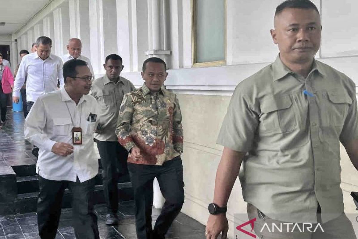 Bahlil  rapim bersama jajaran Kementerian ESDM di hari pertama kerja