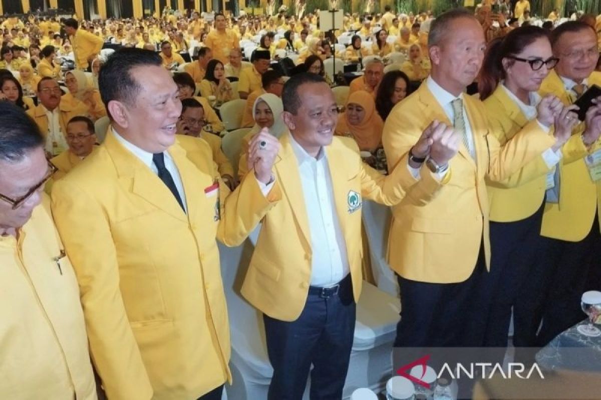 Bahlil Lahadalia gandeng tangan AGK dan Bamsoet saat tiba di Munas Golkar