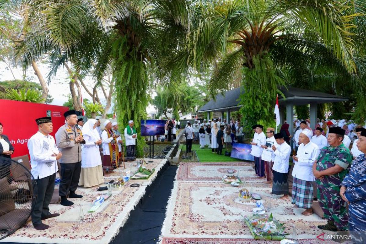 Bupati Ipuk bersama elemen masyarakat tasyakuran di taman makam Pahlawan