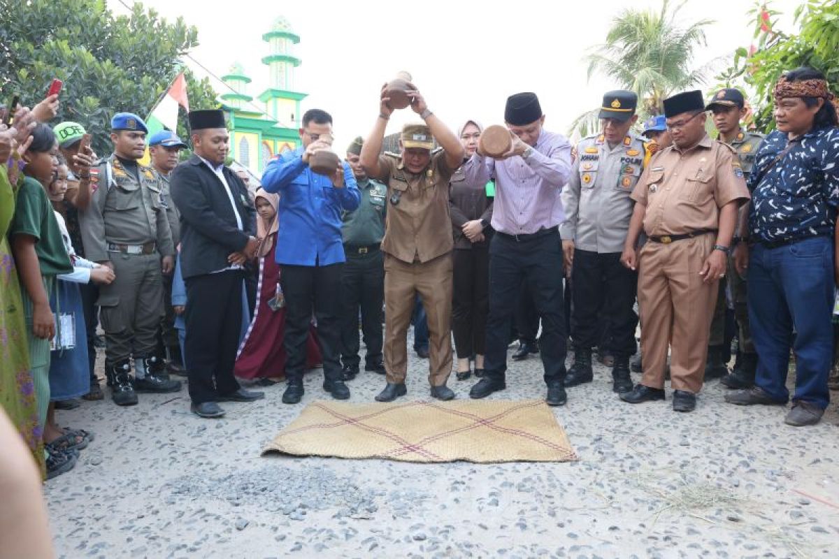 OKU Timur bangun jalan kabupaten di Desa Raman Jaya