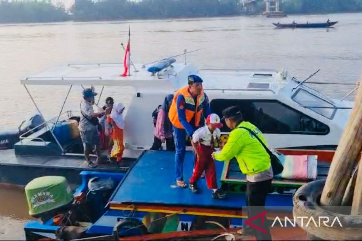 Kapal Satpolairud Musi Banyuasin bantu  warga seberangi sungai