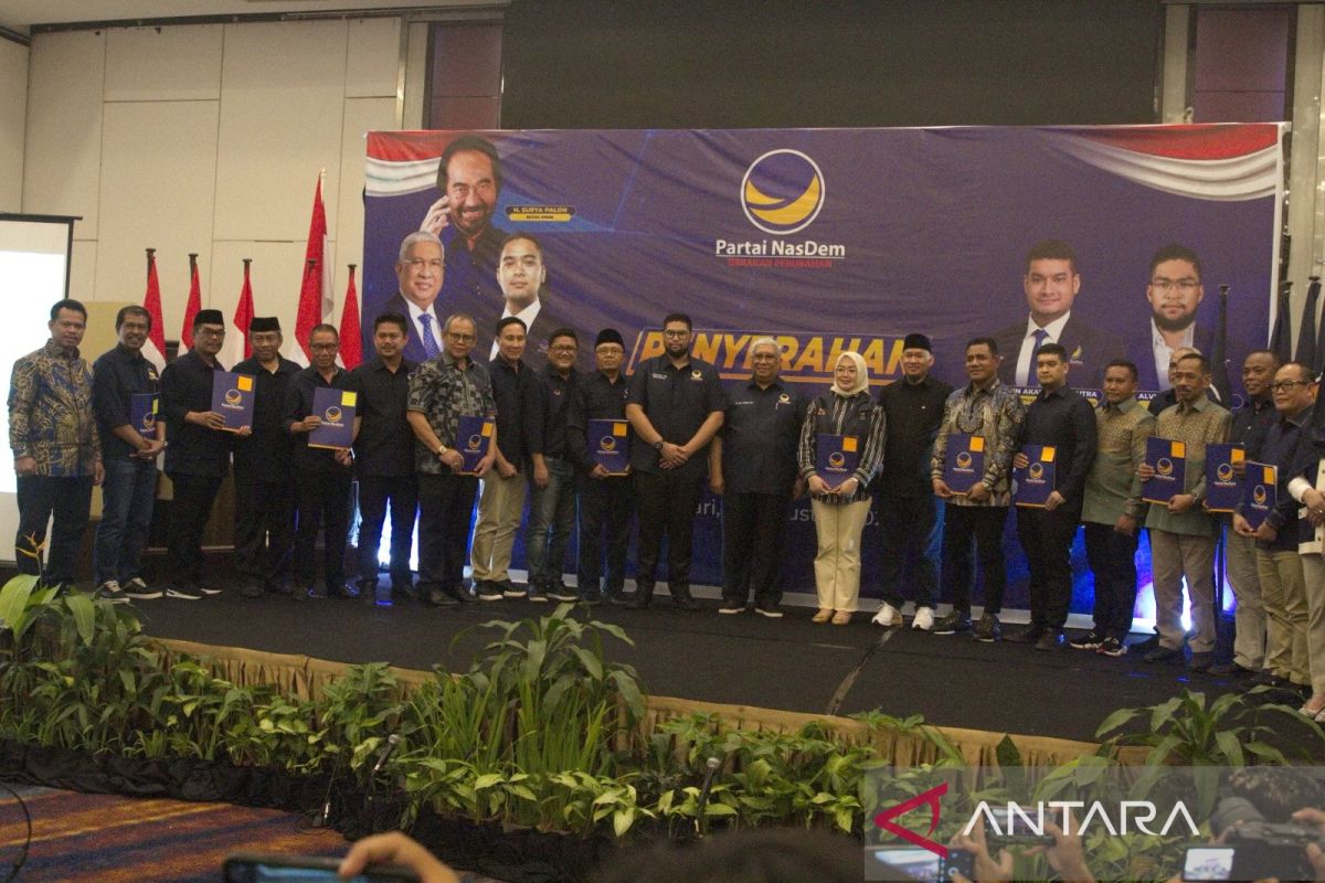 DPW Nasdem serahkan SK dukungan ke 13 bakal calon di Pilkada Sultra